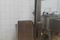 Подъемники-опрокидыватели для чан-тележек (чебурашек)