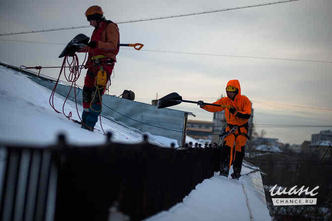 Сброс снега с крыш. Очистка кровли от наледи. Уборка сосулек Новосибирск - изображение 1