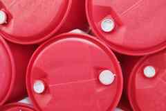 Красная пластиковая бочка