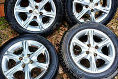 Литые диски с резиной 185-60-14. 4х98. Резина Yokohama. Колеса стояли на Лада Калина.