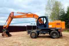 Колесный экскаватор UMG E185W